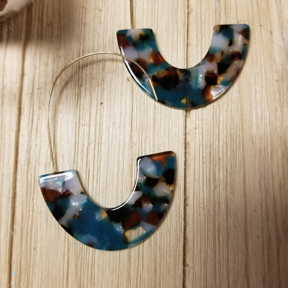Beautiful TURQUOISE crushed shell hook earrings - Picture 7 of 7